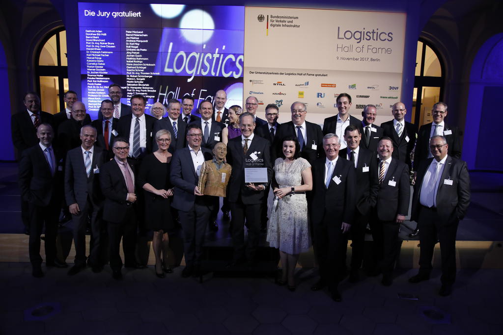 Jeff Bezos in Berlin in die Logistics Hall of Fame aufgenommen